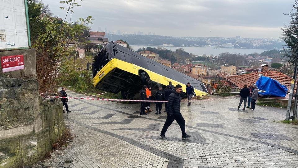 BEYKOZ'DA YOKUŞ AŞAĞI KAYAN İETT OTOBÜSÜ EVİN BAHÇESİNE DÜŞTÜ