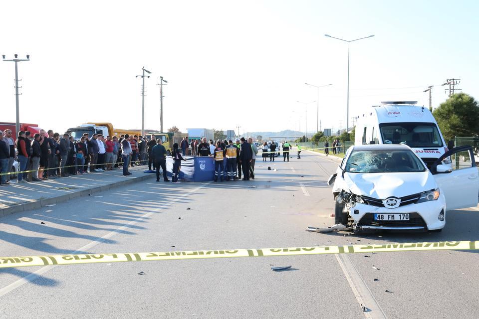 FETHİYE'DE OTOMOBİL MOTOSİKLETLE ÇARPIŞTI: 2 ÖLÜ, 1 YARALI