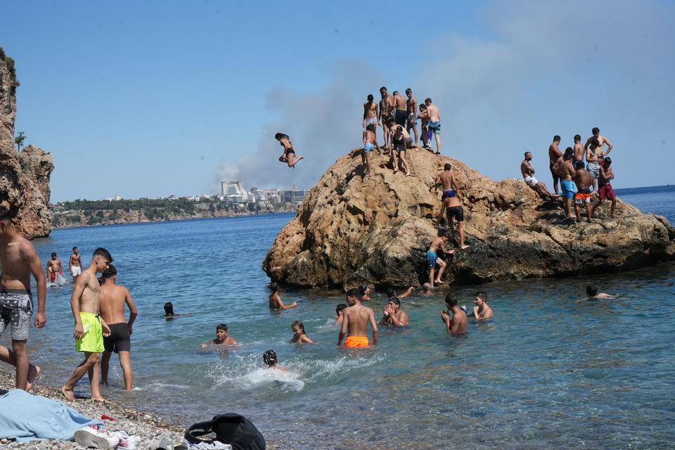 ARAÇ TERMOMETRELERİ 48 DERECEYİ GÖSTERDİ, ANTALYA DENİZE DÖKÜLDÜ ANTALYA'DA YÜKSEK SICAKLIK BUNALTTI