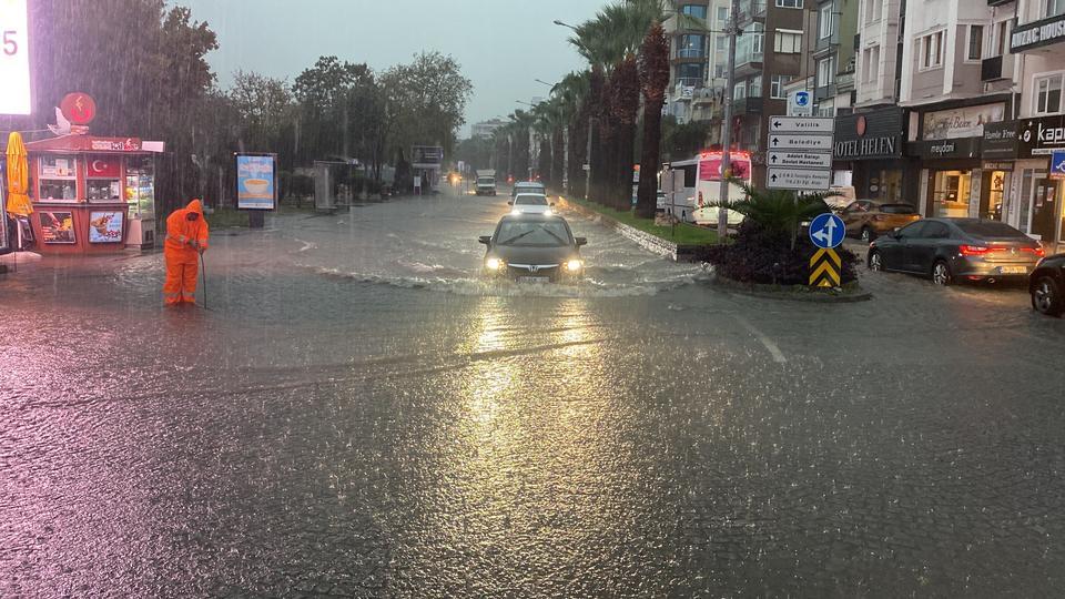 ÇANAKKALE'DE CADDE VE SOKAKLAR GÖLE DÖNDÜ