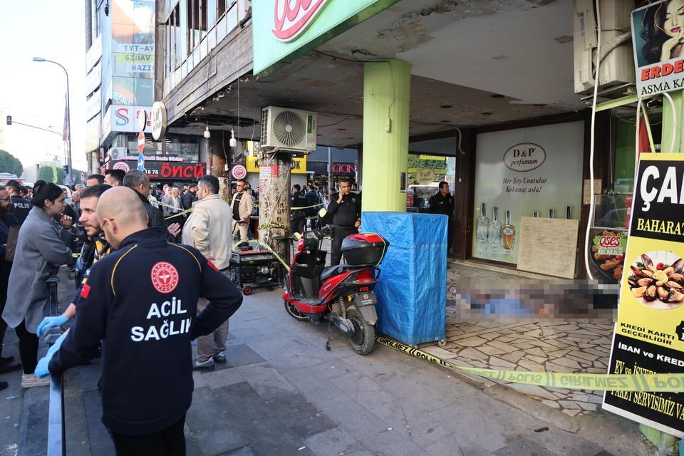 ADANA'DA ŞEHİR MERKEZİNDE İNFAZ: 1 ÖLÜ