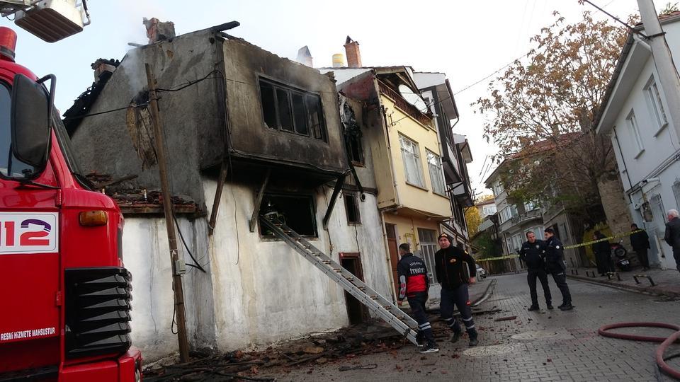 TAVŞANLI'DA AHŞAP EVDE ÇIKAN YANGINDA 1 KİŞİ ÖLDÜ