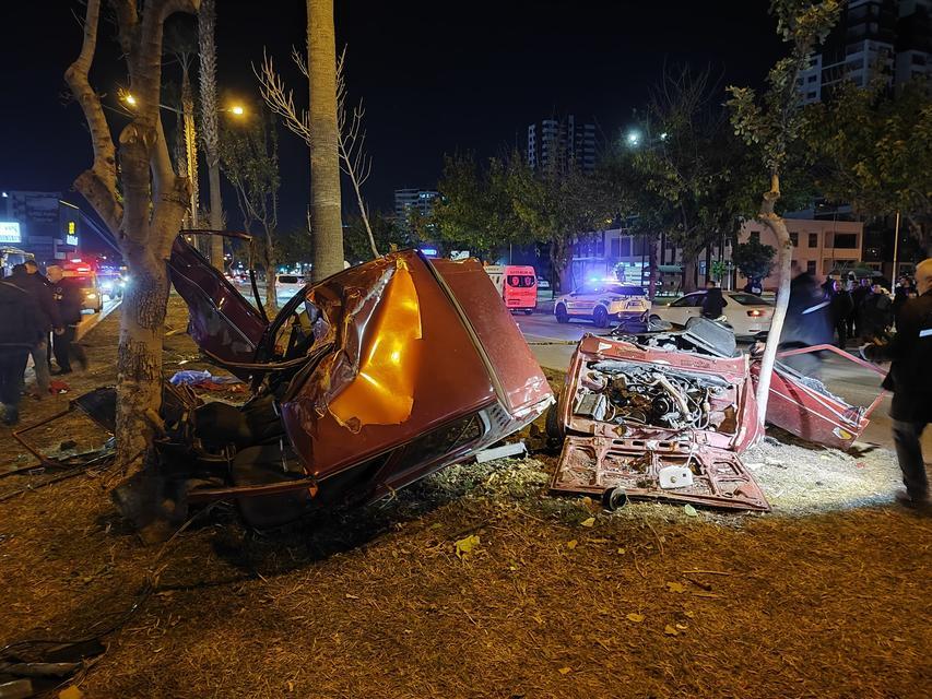 ADANA'DA AĞAÇLARA ÇARPAN OTOMOBİL İKİYE AYRILDI: 1 ÖLÜ, 2 YARALI