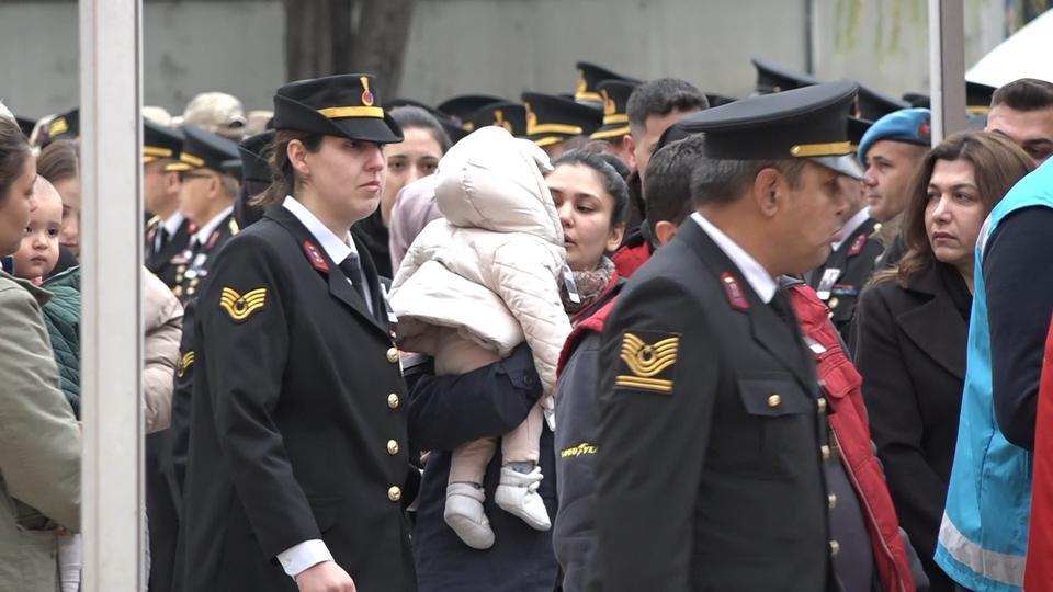 ŞEHİDİN 8 AYLIK BEBEĞİ HER ŞEYDEN HABERSİZ BABASININ TÜRK BAYRAĞINA SARILI TABUTUNA BAKTI ASKERİ TÖRENİN ARDINDAN YENİŞEHİR HAVALİMANI'NDAN ŞEHİDİN NAAŞI MEMLEKETİ ADANA'YA GÖTÜRÜLDÜ