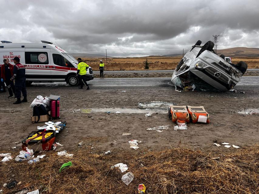 Minibüs takla attı: 18 yaralı