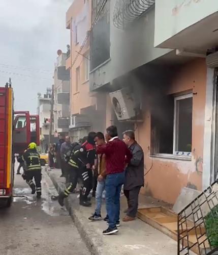 Yangında evde mahsur kalan çocuklar pencere demiri sökülerek kurtarıldı