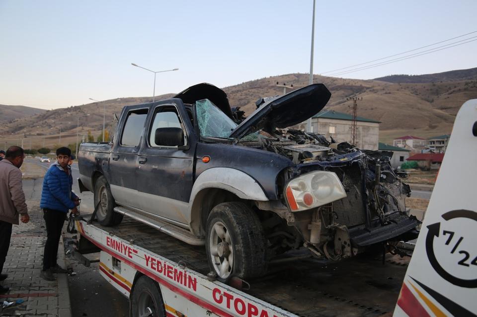 Muş'ta hafif ticari araç ile kamyon çarpıştı: 3 yaralı