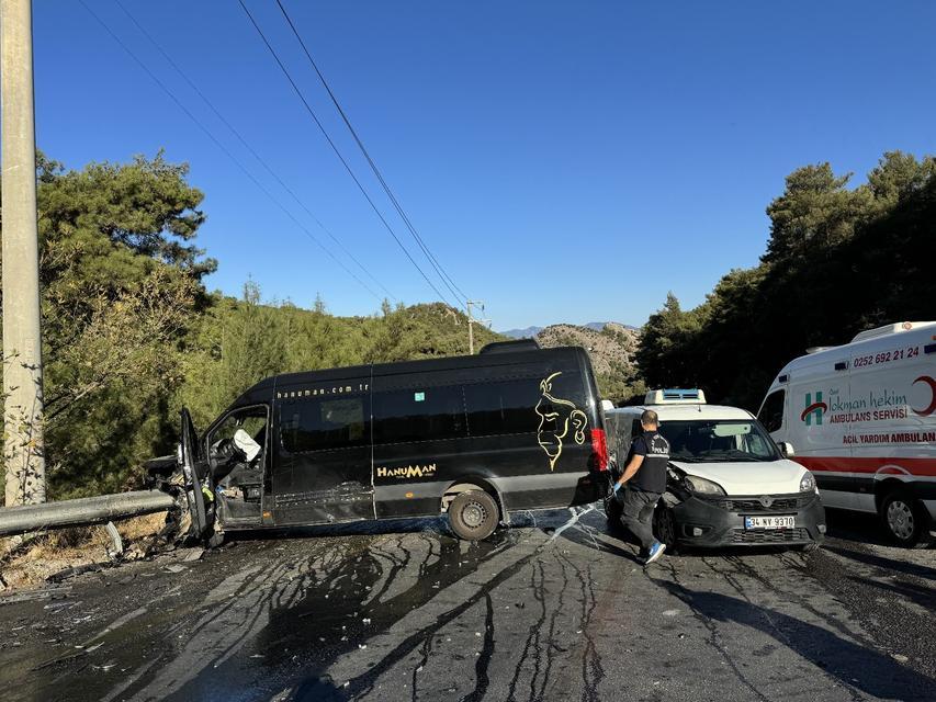 FETHİYE'DE 4 ARACIN KARIŞTIĞI KAZADA 5 KİŞİ YARALANDI