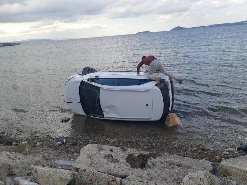 BALIKESİR'DE VİRAJI ALAMAYAN OTOMOBİL TAKLA ATARAK DENİZE DÜŞTÜ