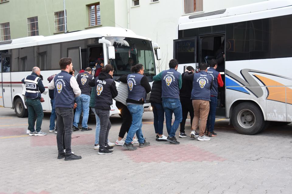 DİNLENE DİNLENE DOLANDIRMIŞLAR 250 KİŞİYİ 500 MİLYON DOLANDIRDILAR NEVŞEHİR MERKEZLİ 8 İLDE OPERASYON: 56 GÖZALTI