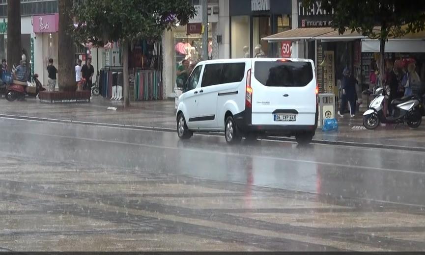 YAZ YAĞMURUNA HAZIRLIKSIZ YAKALANAN DENİZLİLER ISLANMAKTAN KURTULAMADI