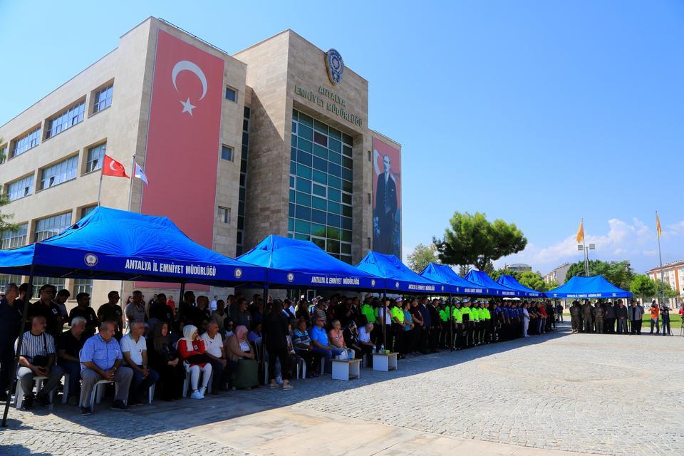 TRAFİK KAZASINDA HAYATINI KAYBEDEN POLİS MEMURUNA GÖZÜ YAŞLI VEDA SON YOLCULUĞUNA MESAİ ARKADAŞLARININ OMUZLARINDA UĞURLANDI