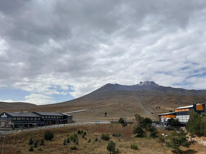 Erciyes'e mevsimin ilk karı yağdı