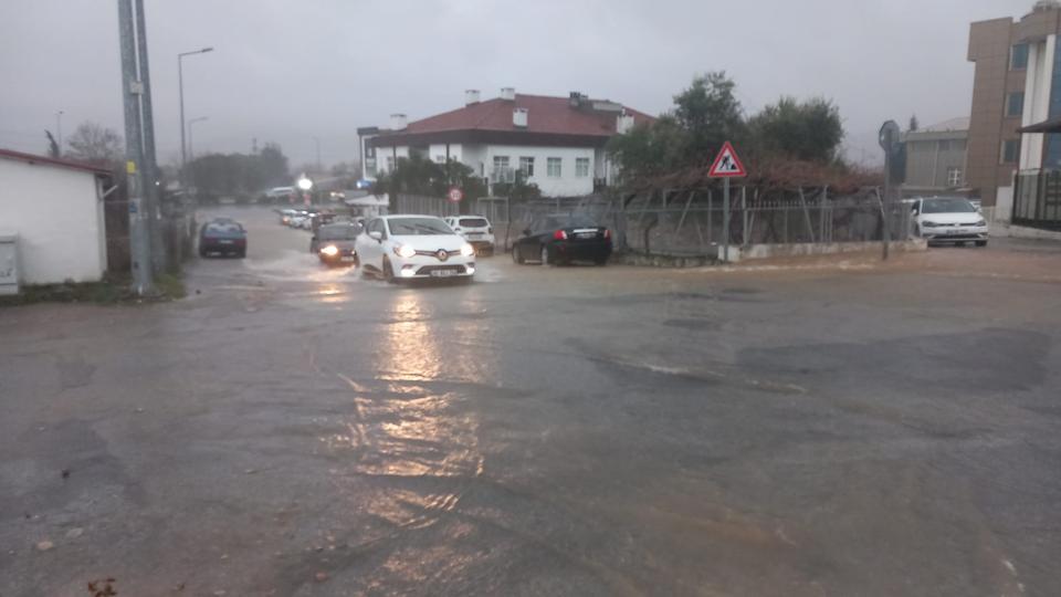 Muğla'da sağanak yağış hayatı olumsuz etkiledi