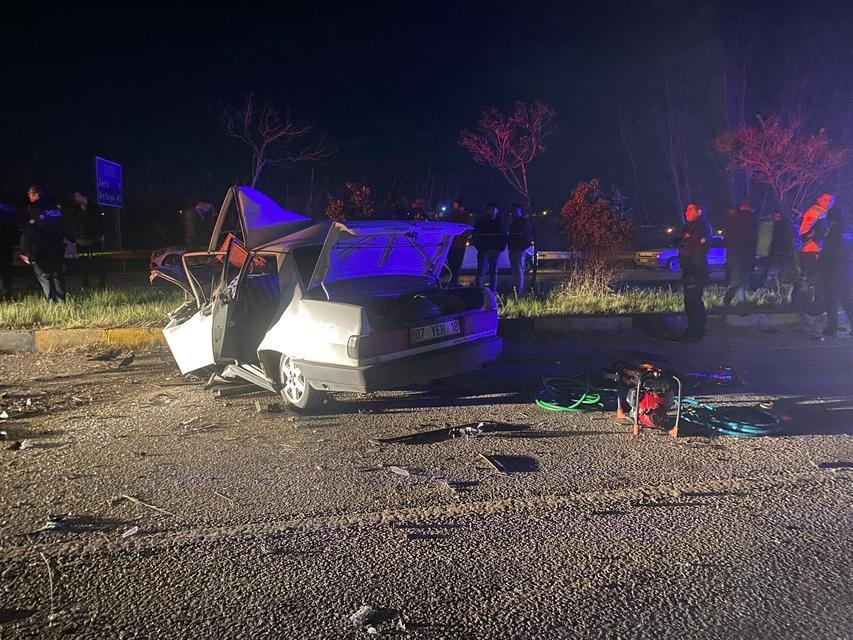 (DÜZELTME) ANTALYA'DA 3 ARACIN KARIŞTIĞI FECİ KAZA: 3 ÖLÜ KONTROLDEN ÇIKIP KARŞI ŞERİDE GEÇTİ: HURDAYA DÖNEN TOFAŞ OTOMOBİLDE KURTULAN OLMADI