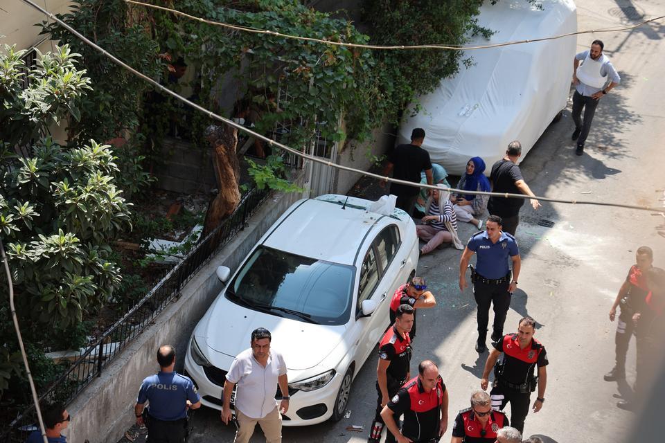 İZMİR'DE HAREKETLİ DAKİKALAR: ÖNCE ETRAFA ARDINDAN KENDİNE ATEŞ ETTİ