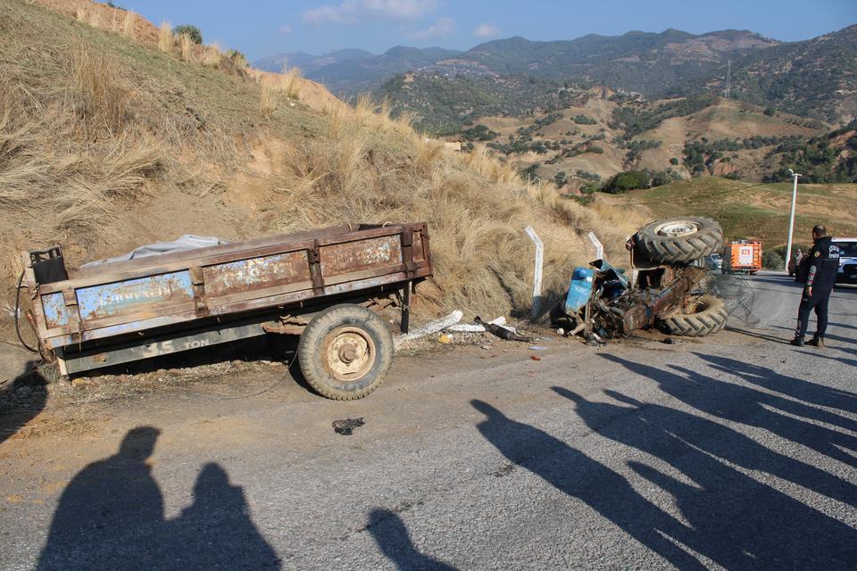 VİRAJI ALAMAYAN KUM YÜKLÜ TRAKTÖR DEVRİLDİ: 1'İ AĞIR 2 YARALI