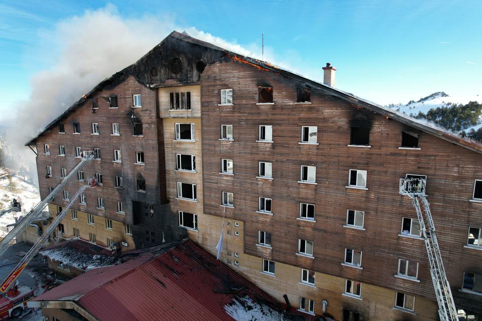 ALEV ALEV YANAN OTEL HAVADAN GÖRÜNTÜLENDİ