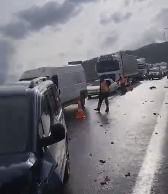 Otoyolda zincirleme kaza: 8 yaralı