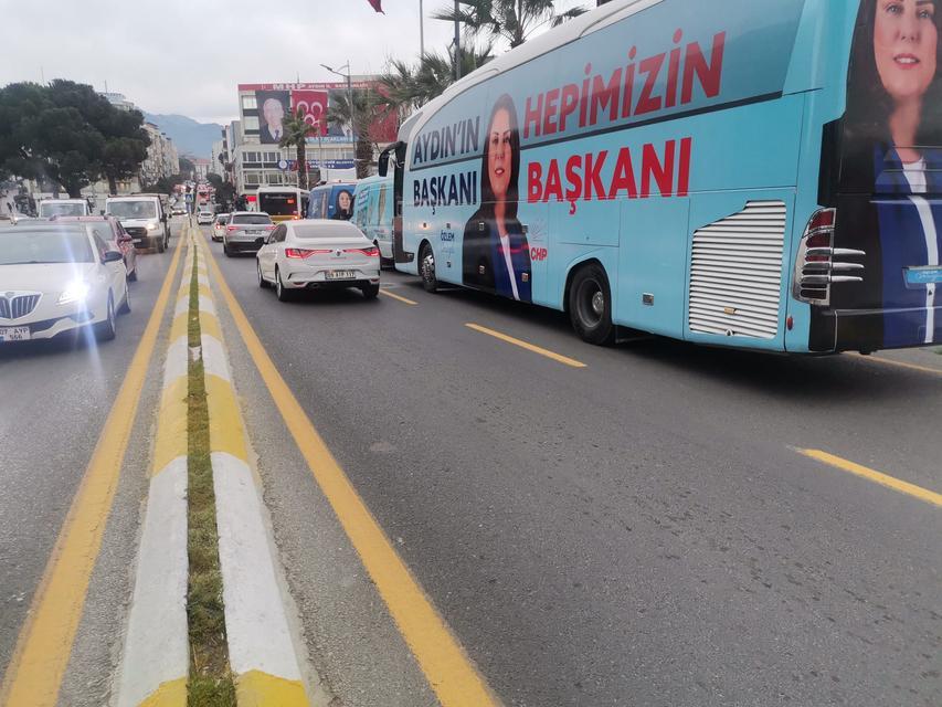Aydın’da yaklaşan yerel seçimler öncesi adayların ve partilerin seçim otobüsleri, zaten trafiğin büyük bir sorun olduğu Aydın’da sürücüleri ve vatandaşları çileden çıkarıyor.