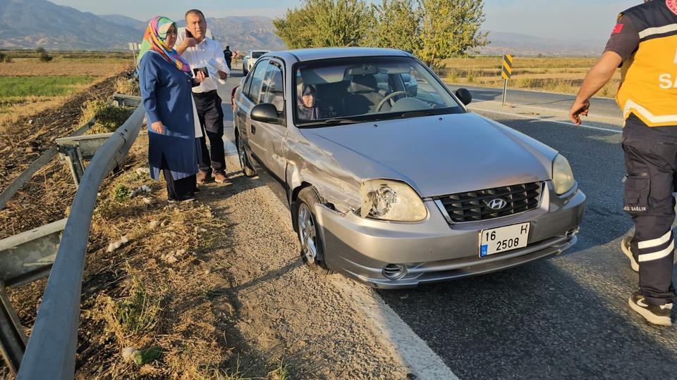 VİRAJA HIZLI GİREN OTOMOBİL VE MOTOSİKLET ARDI ARDINA KAZA YAPTI: 1 YARALI