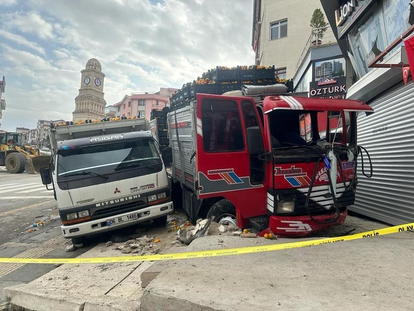 FRENİ PATLAYAN KAMYON ÖNÜNE ALDIĞI ARACI SÜRÜKLEYEREK DÜKKANA GİRDİ: 2 YARALI KAZA ANI GÜVENLİK KAMERALARINA YANSIDI