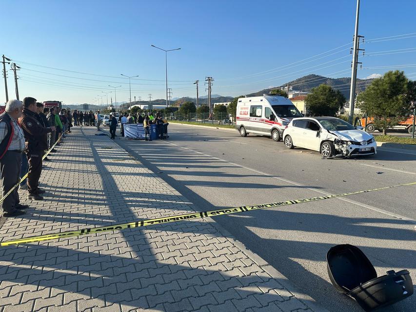 FETHİYE'DE OTOMOBİL MOTOSİKLETLE ÇARPIŞTI: 2 ÖLÜ, 1 YARALI