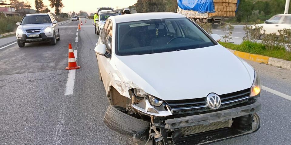 KAZAYA KARIŞAN OTOMOBİL TARLAYA UÇTU: 3 YARALI