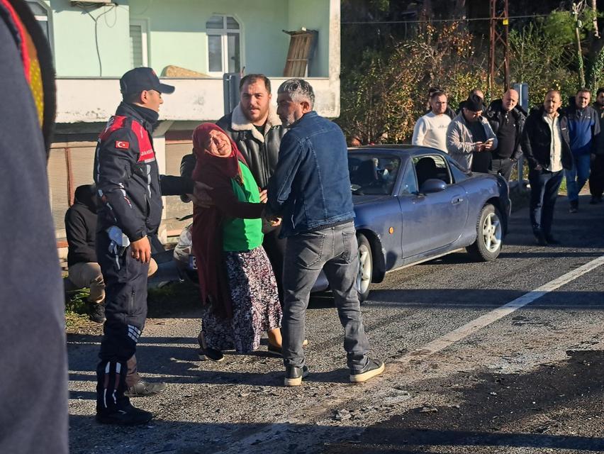 OTOMOBİL, KAVŞAKTAN DÖNEN KAMYONA ARKADAN ÇARPTI: 3 ÖLÜ