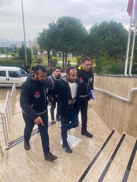 Kocaeli'nin Körfez ilçesinde bir ay önce boşandığı 3 çocuk annesi eski eşini yemek yediği esnada tabancayla vurarak öldüren zanlı tutuklandı.