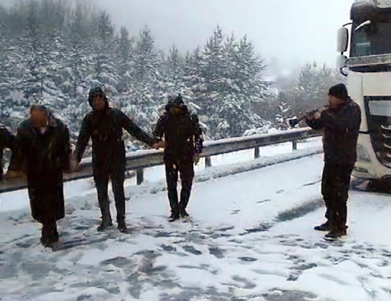 Kardan kapanan yolun açılmasını halay çekerek beklediler