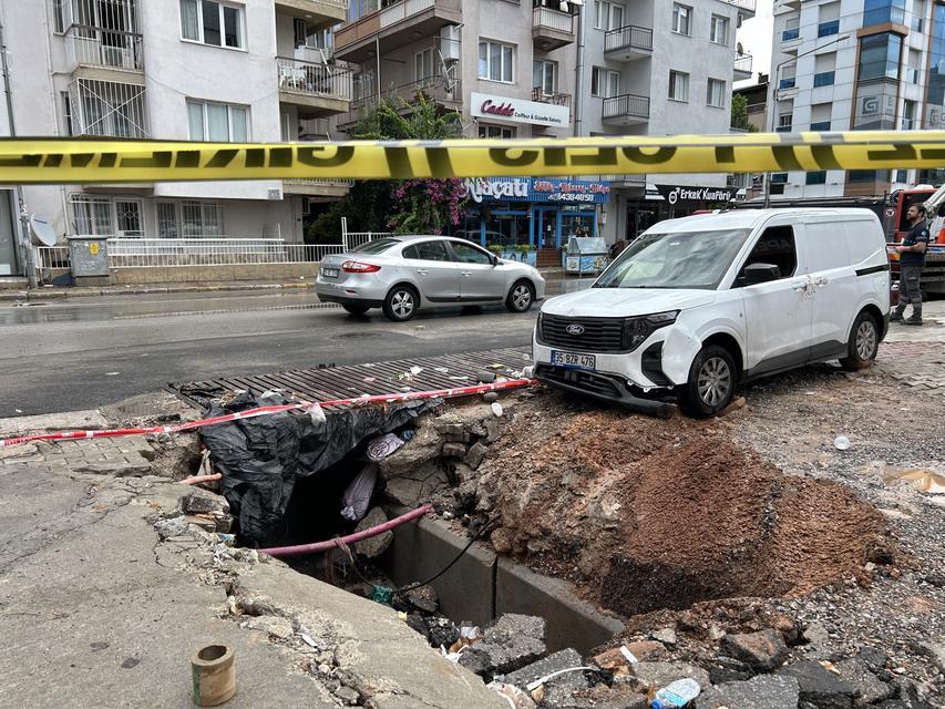 İZMİR'İ YAZ SAĞANAĞI VURDU: 1 ARAÇ GÖÇEN YOLUN İÇİNE DÜŞTÜ