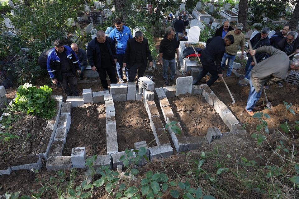 AĞACA BAĞLADIĞI DİNİ NİKAHLI EŞİNİ VE 2 ÇOCUĞUNU ÖLDÜREN BABAYA 3 KEZ AĞIRLAŞTIRILMIŞ MÜEBBET