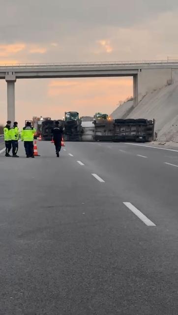 TANKER DEVRİLDİ, BURSA İZMİR OTOBANI TRAFİĞE KAPANDI DEVRİLEN TANKER YOLU KAPATINCA 25-30 KİLOMETRELİK TRAFİK OLUŞTU.