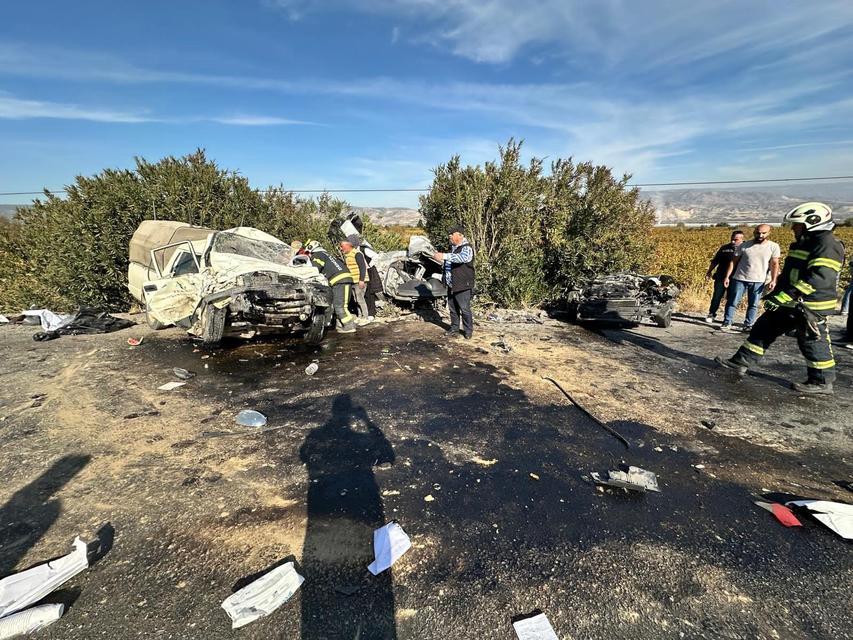 Karşı şeride geçen kamyonet otomobille kafa kafaya çarpıştı: 1 ölü, 1 yaralı