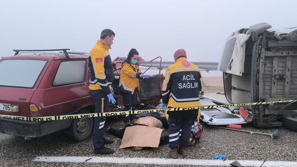 AŞIRI SİS FACİAYA NEDEN OLDU 3 ARACIN KARIŞTIĞI KAZADA 3 KİŞİ ÖLDÜ, 18 KİŞİ YARALANDI