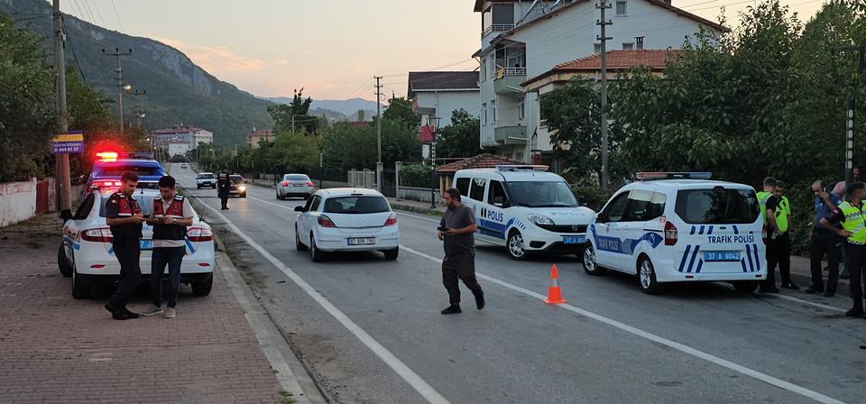 BOŞANMA AŞAMASINDAKİ EŞİNİ AYAKLARINDAN VURDU, KAÇARKEN POLİS ARACINA ÇARPTI