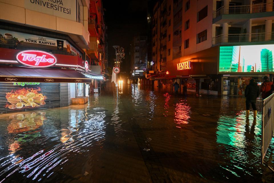 İzmir'de deniz taştı, sokaklar su altında kaldı