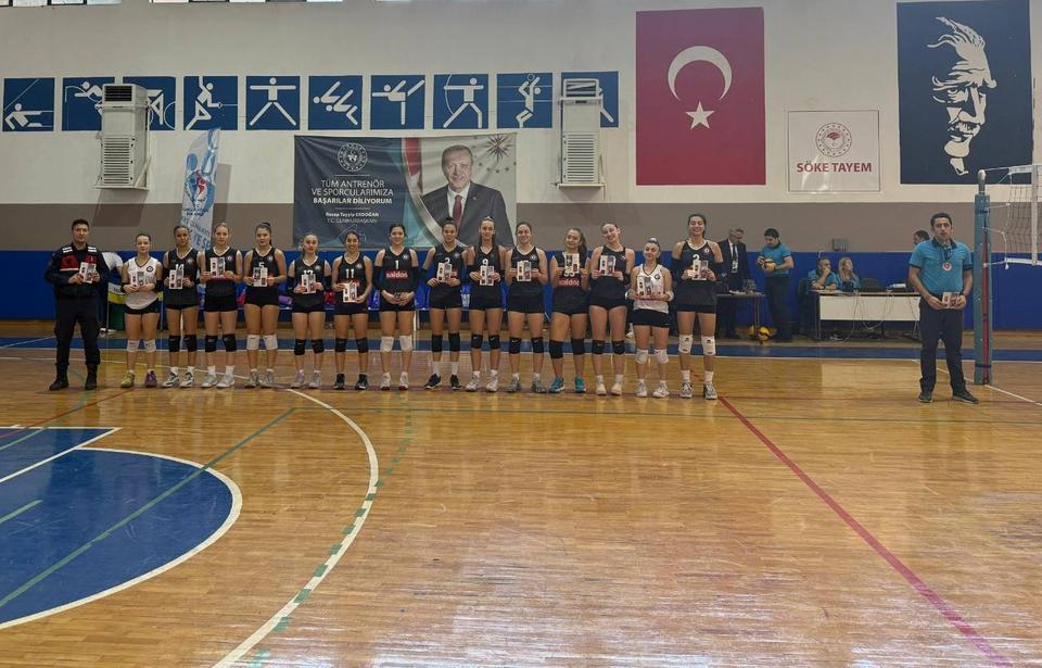 Söke’de kadınlar voleybol maçı öncesi tanıtım yapıldı