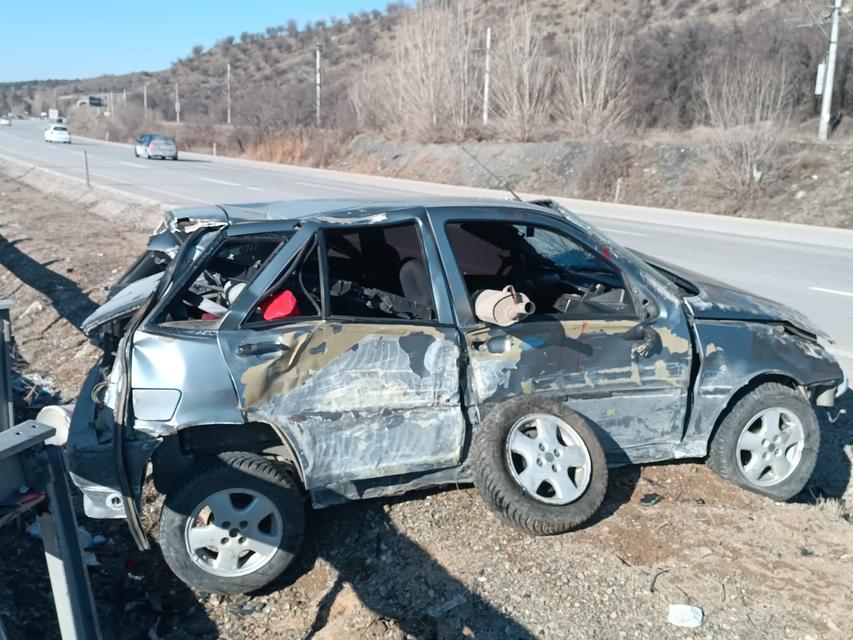 ANKARA-KIRIKKALE KARA YOLUNDA OTOMOBİL BARİYERLERE ÇARPTI: 3 YARALI