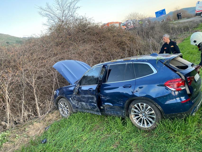 KAZAYA KARIŞAN OTOMOBİL TARLAYA UÇTU: 3 YARALI