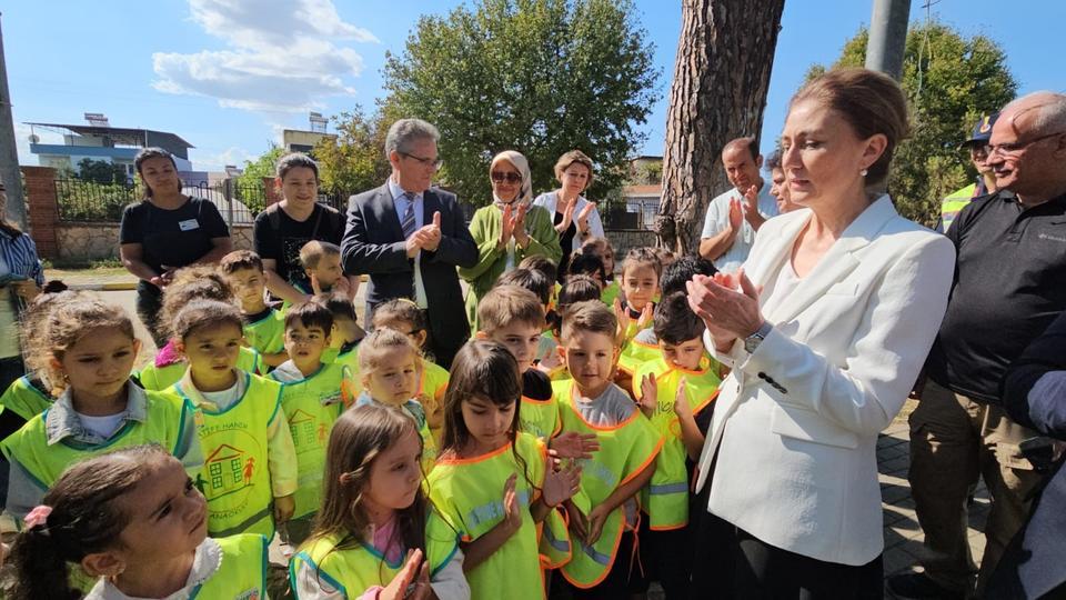 ANA SINIFI ÖĞRENCİLERİNİN İLK TRAFİK DERSİNİ KAYMAKAM KAN VERDİ ÇOCUKLARDAN EBEVEYNLERİNE TRAFİKTE GÜVENLİK UYARISI