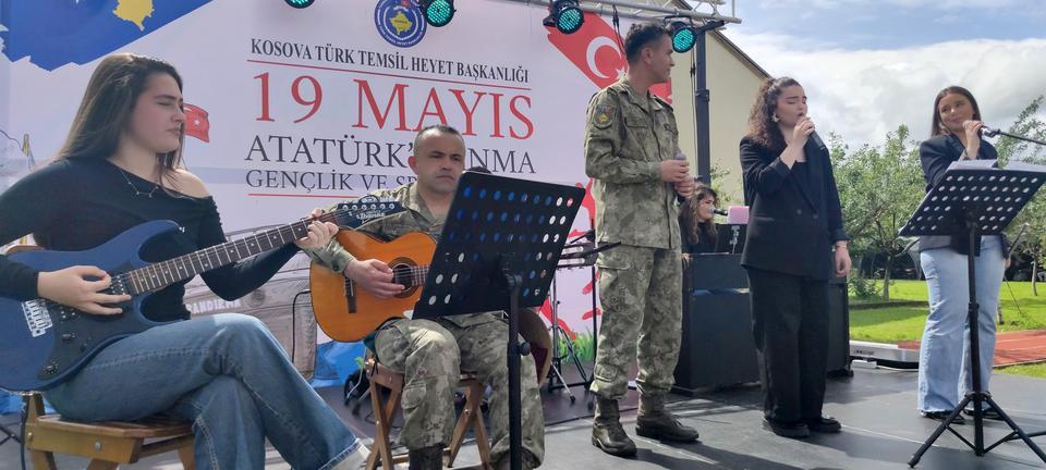 KOSOVA'DA TÜRK ASKERİ 19 MAYIS BAYRAMI'NI ZEYBEK OYNAYARAK KUTLADI