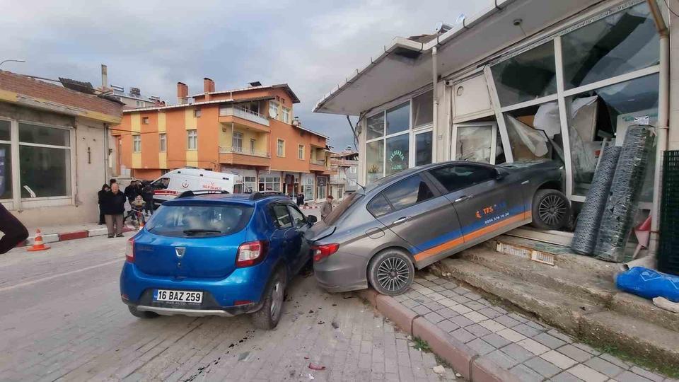 Kontrolden çıkan otomobil depoya daldı