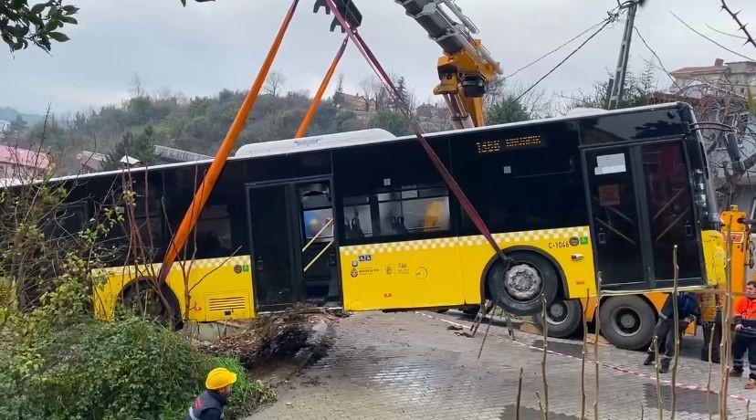 BEYKOZ'DA YOKUŞ AŞAĞI KAYAN İETT OTOBÜSÜ EVİN BAHÇESİNE DÜŞTÜ