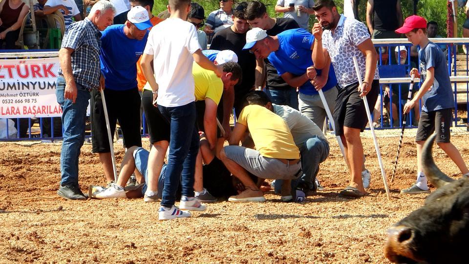 RAKİBİNE YENİLEN BOĞA, ÖFKESİNİ SAHİBİNDEN ÇIKARDI ARENANIN ORTASINDA YIĞILIP KALAN BOĞACI HASTANEYE KALDIRILDI