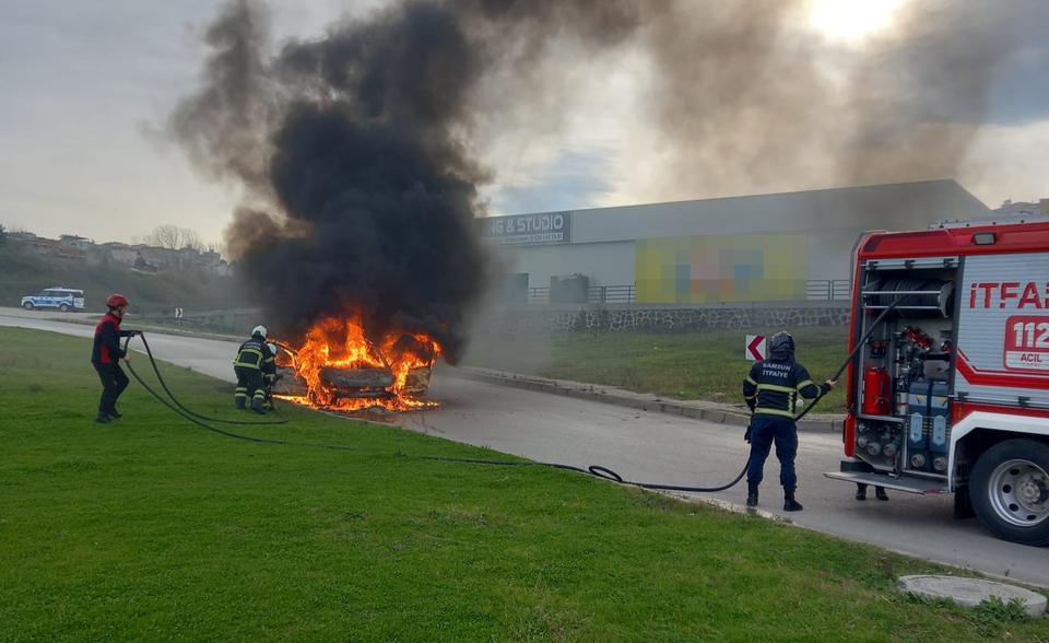 SAMSUN'DA KIZ İSTEMEDEN DÖNEN AİLENİN ARACI ALEV ALEV YANDI