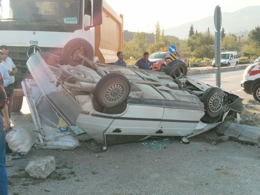 Otomobil ile kamyonet çarpıştı: 3 yaralı