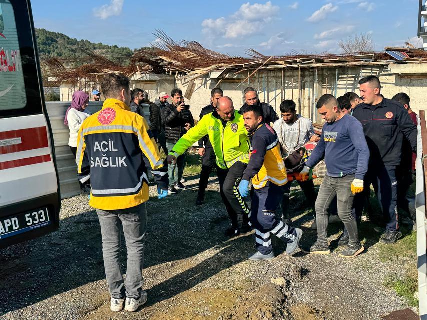 İNŞAAT HALİNDEKİ BİNADA KALIPLAR GÖÇTÜ: 3 İŞÇİ YARALANDI