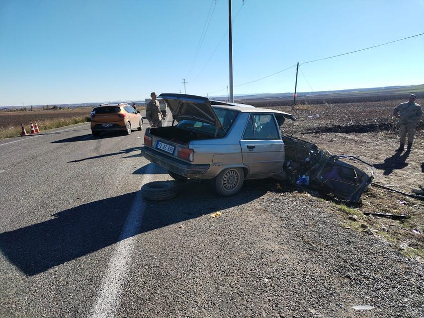 DİYARBAKIR'DA İKİ OTOMOBİL KAFA KAFAYA ÇARPIŞTI: 2 ÖLÜ, 1 YARALI